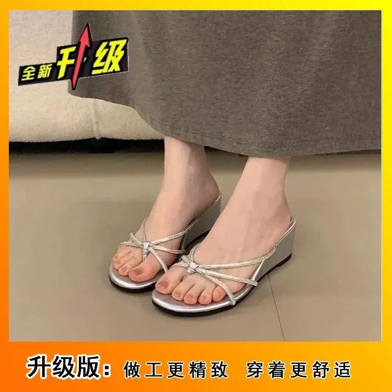 法式坡跟細帶夾趾拖鞋女夏季外穿2026新款仙女風配裙沙灘涼拖鞋