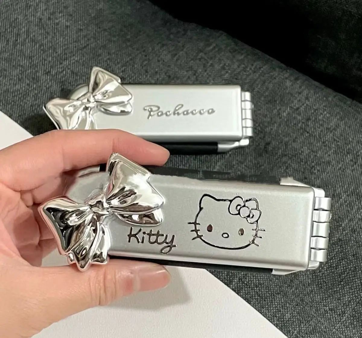 [Hello Kitty foldable airbag comb] Portable makeup mirror comb, mildew-proof