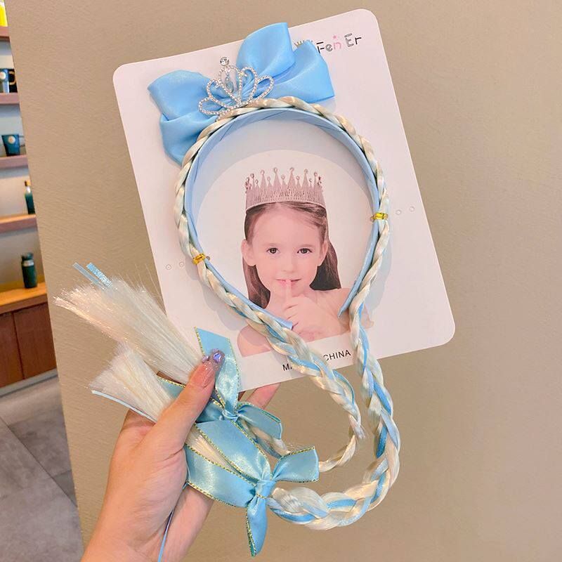 冰雪藍鑽皇冠辮子髮箍 兒童雙色長辮飄帶公主頭箍 公主主題生日宴女童拍照頭飾 柔軟緞帶大蝴蝶結不勒寶寶頭箍 透氣仿真長辮小女孩禮服搭配髮箍 夢幻淺藍可愛女童寫真氛圍髮飾
