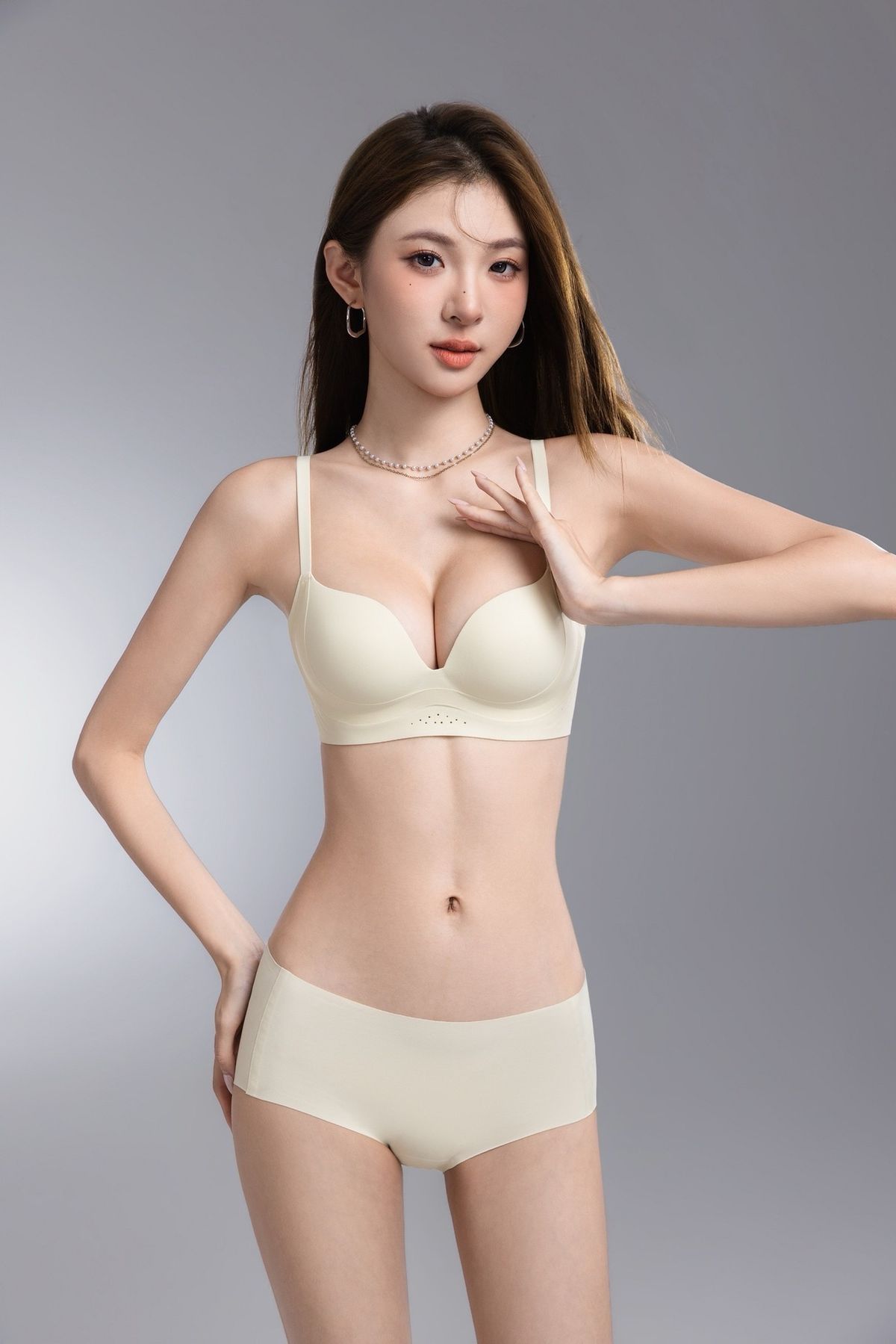 粉底液無痕內衣女小胸聚攏顯大反重力軟支撐防下垂收副乳文胸套裝