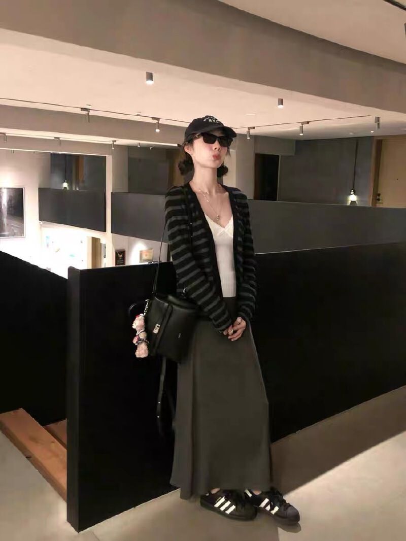韓系V領撞色條紋針織開衫配半身裙 女裝秋裝新款 時尚百搭灰色裙套裝- 條紋開衫 S