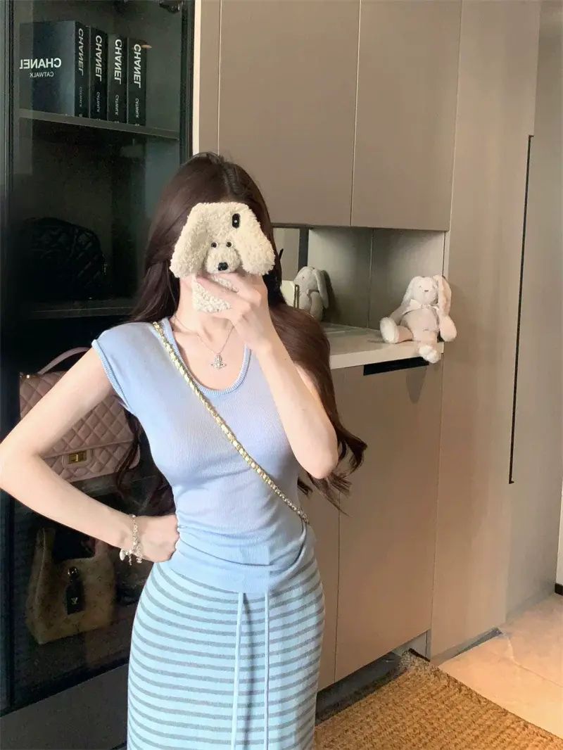 收腰顯瘦U領針織短袖T恤女夏季垂感顯瘦條紋半截裙包臀長裙兩件套-淺藍色上衣 S