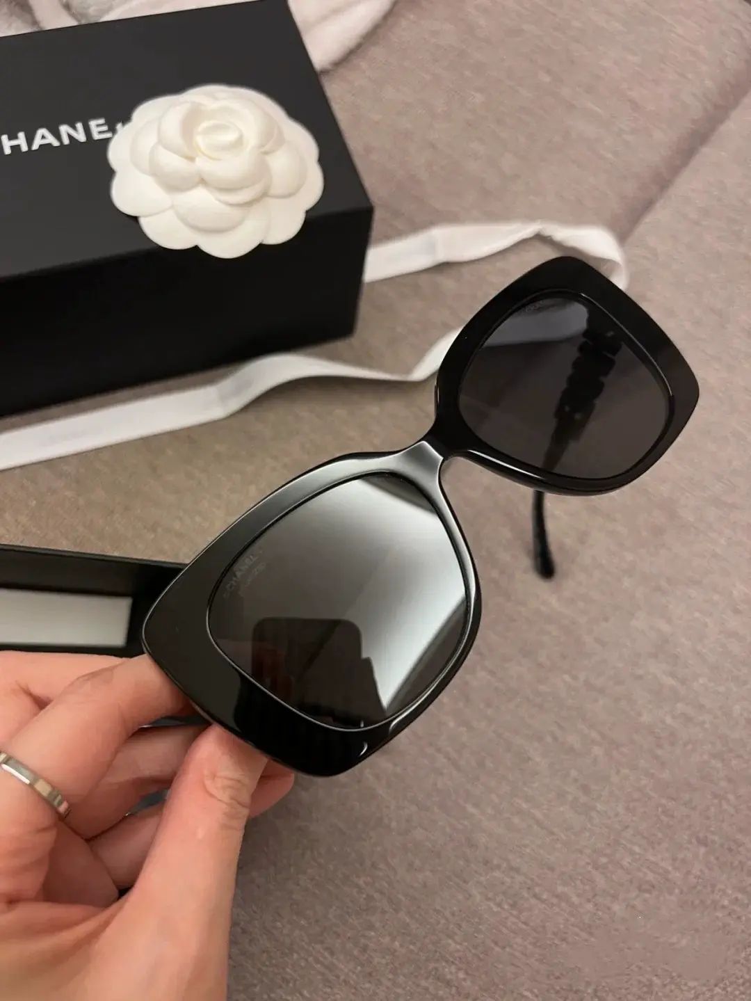 A must-have for goddesses, these high-end large-frame sunglasses feature a unique design