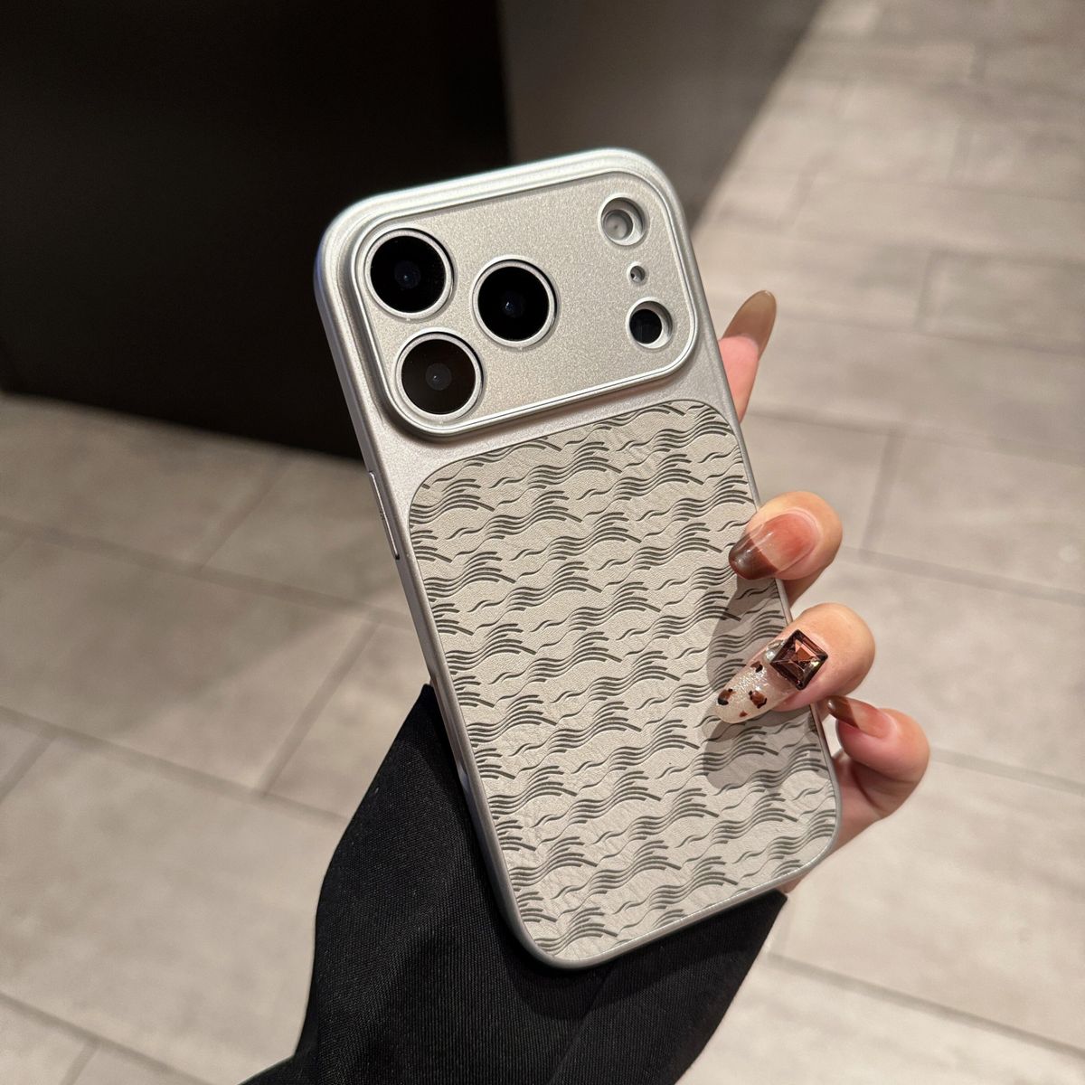 防原壳小马皮压印苹果1617Pro手机壳14纯色复古仿皮17promax简约高级感13防摔保护套-银色 iPhone 15 Pro Max