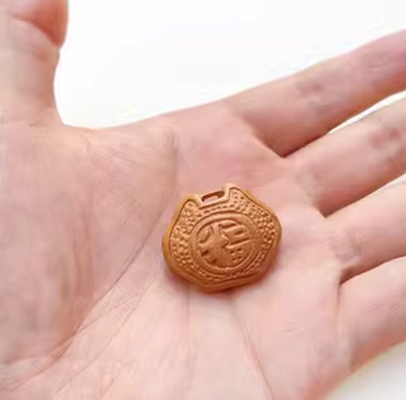 桃木飾物（桃木長命鎖2. 8cm）