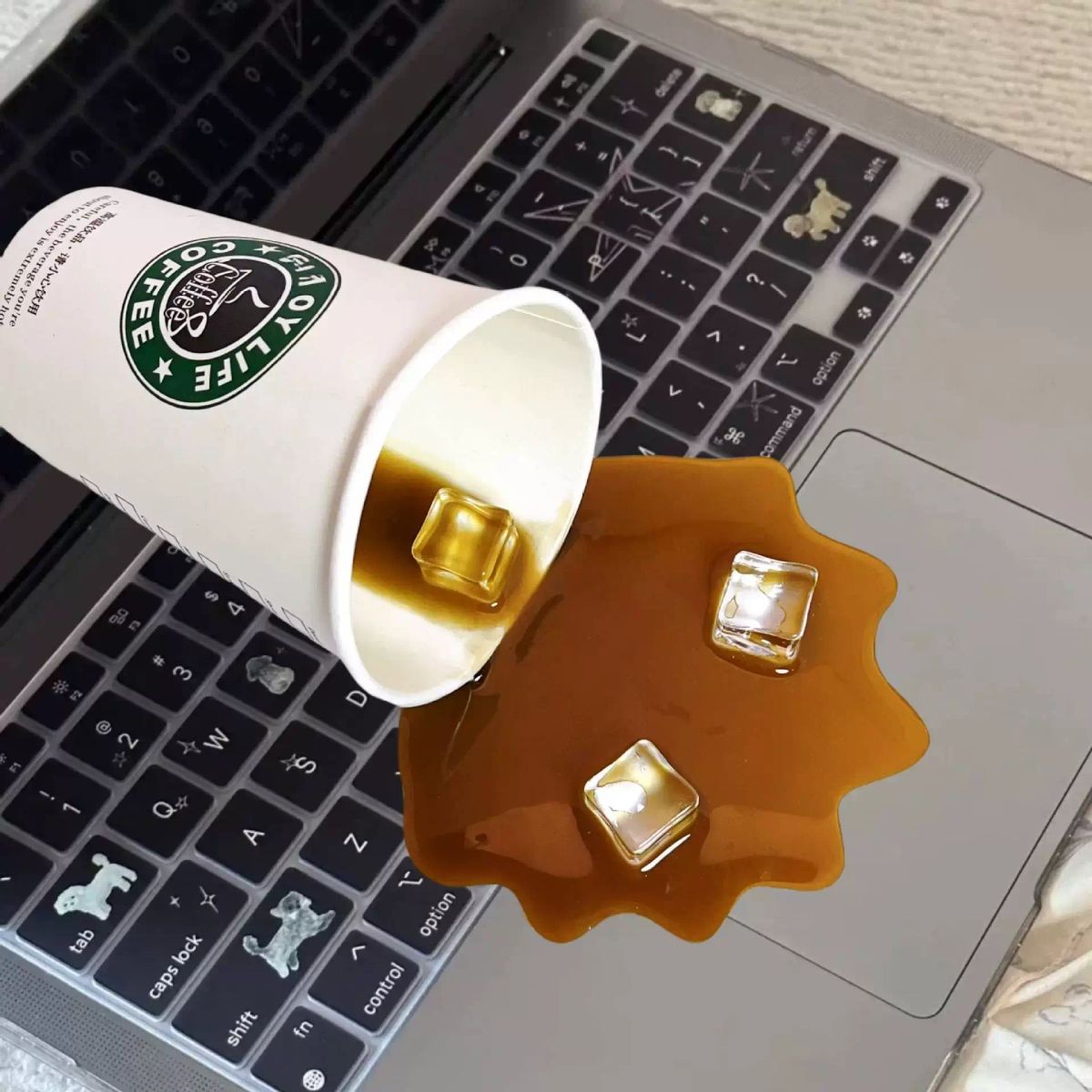 打翻的咖啡惡作劇玩具模擬飲品杯整蠱道具創意手提電話支架桌面擺件