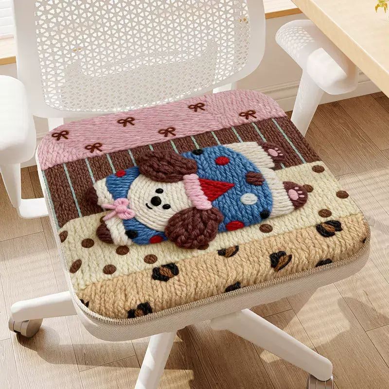 卡通毛绒坐垫冬季隔凉办公室工位久坐椅垫学生教室耐脏防滑屁垫