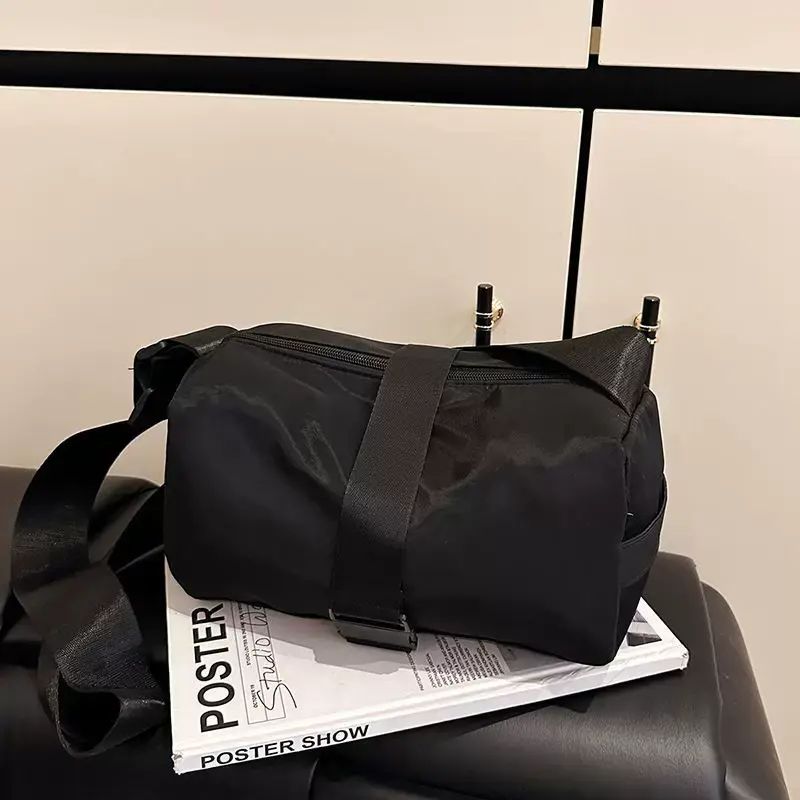 牛津布健身斜孭袋包女純色時尚通勤枕頭單肩袋百搭休閒運動土司包