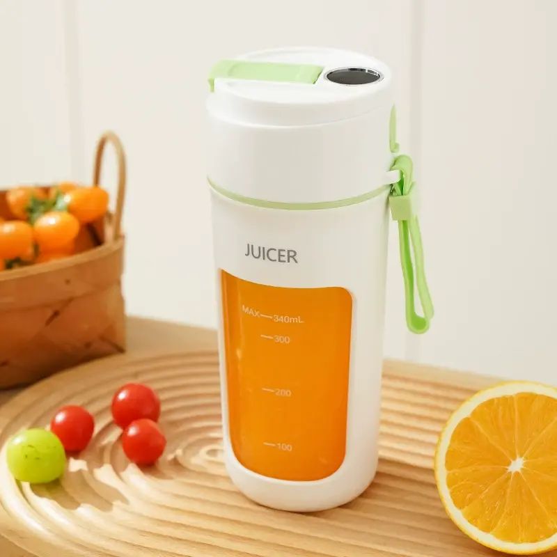 The super practical fruit and vegetable smoothie juicer is here! Its compact and portable design