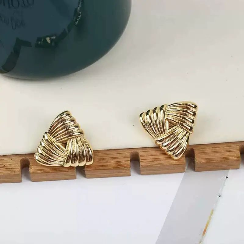 歐美ins小眾氣質復古羽毛褶皺耳環女金色條紋包裹三角形耳釘耳飾