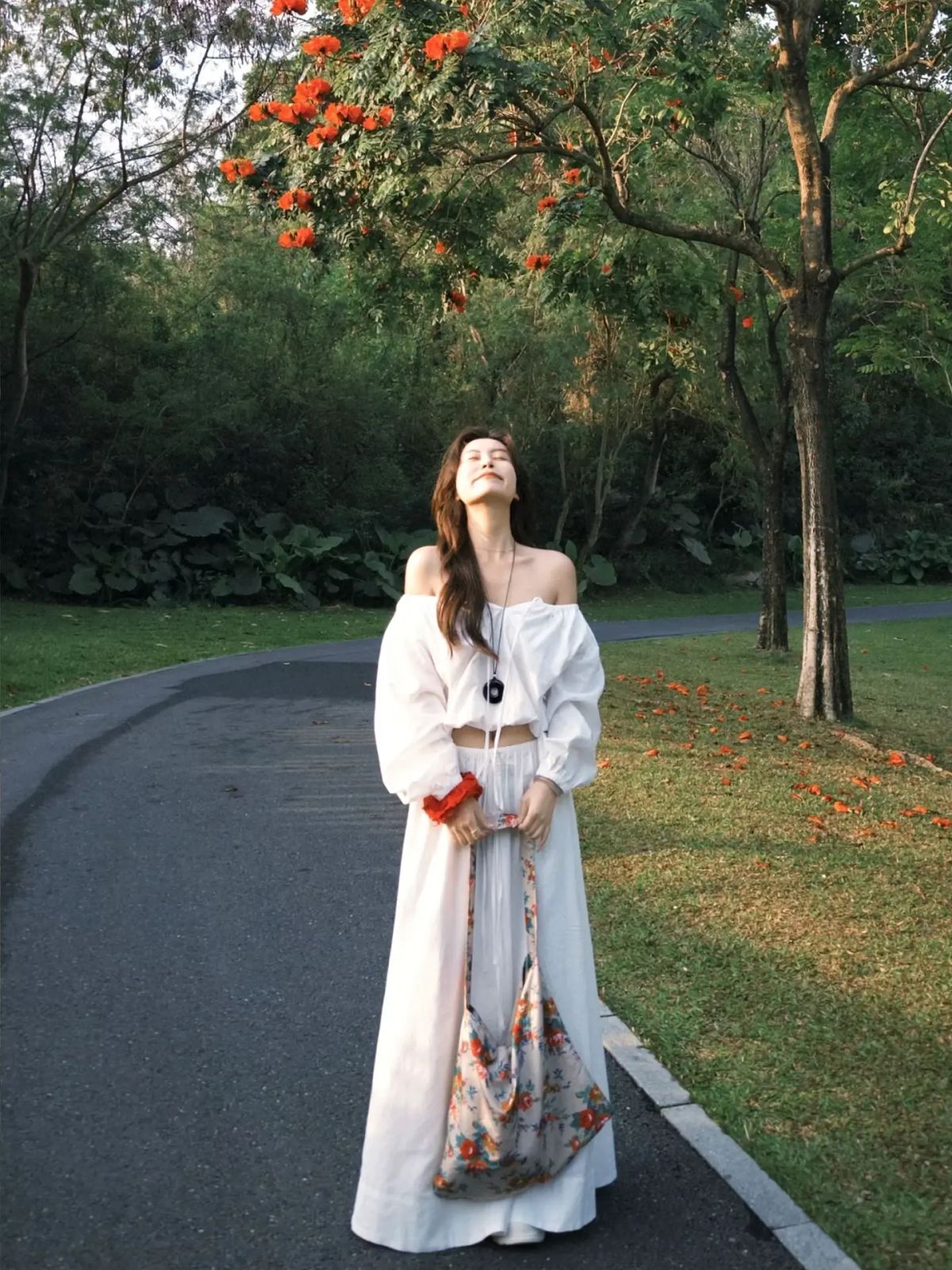 Huge beautiful autumn clothes  a complete set of women s French light cooked white linen straples W