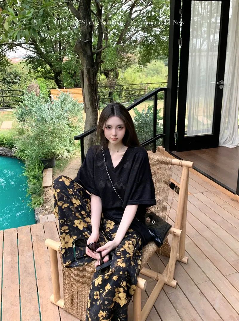kumikumi慵懶風黑色V領提花短袖T恤女裝夏季寬鬆休閒褲長褲兩件套-黑色上衣 M
