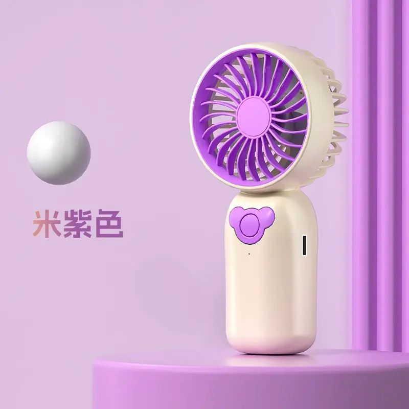 夏日清涼必備手持風扇來襲 USB充電超便捷 小型迷你設計輕鬆放進口袋 戶外隨身攜帶無負擔 大風力快速驅散悶熱 讓你在炎烈日下也能暢享涼爽 無論是出行遊玩還是日常通勤 有它相伴 清涼一路隨行伴