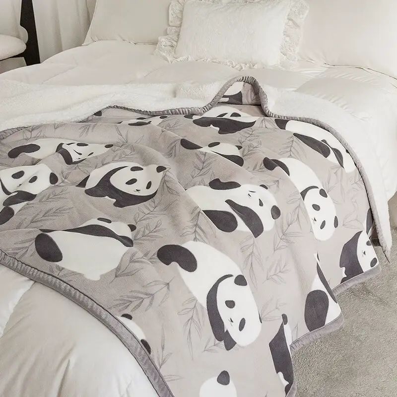 博洋宝贝-Beyond Kids-憨憨熊猫轻奢盖毯 学生毯子 毡 保暖羊羔绒毛毯 办公室盖毯 毛毡 午睡毯 双面绒毯