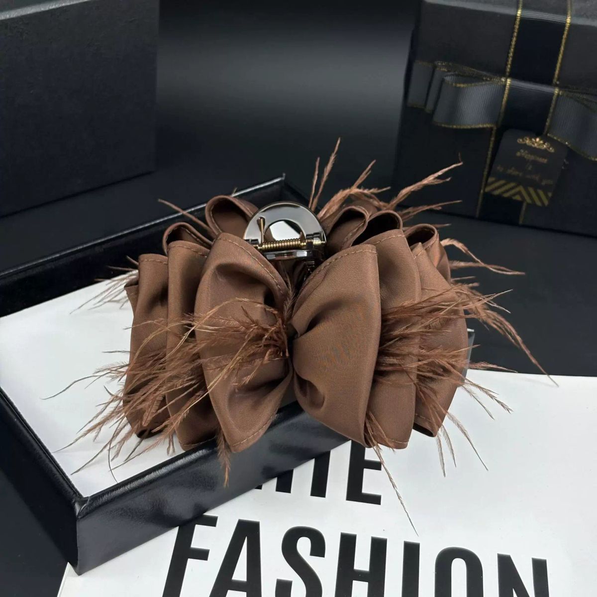 High-end autumn and winter feather hair clip ostrich feather design to show