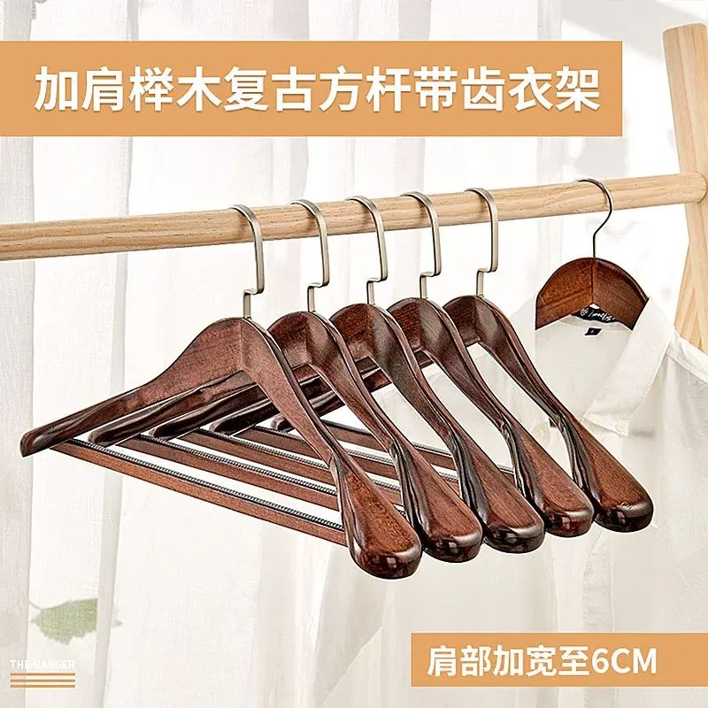 實木衣架家用優選 專為西裝外套量身訂製 無痕寬肩設計呵護衣物 羊絨木質材質質感上乘 穩固承重撐起大衣風範 服裝收納展示好幫手