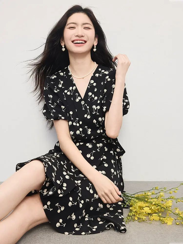熙世界圍裹式復古碎花連身裙女小個子法式V領茶歇裙子2026夏新款-黑底杏花（短款） S